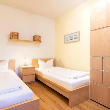 Komfort-whg. Mit 2 Slz., Grosser Terrasse, Parkplatz Feriehus *